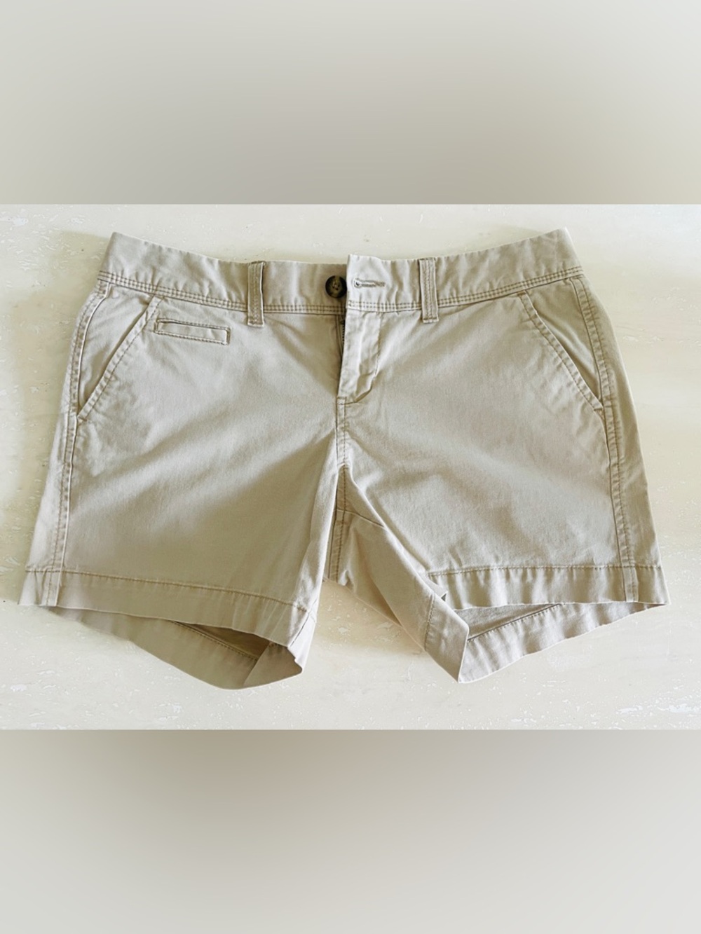 Old Navy Women's Perfect 5" Low Rise Classy Work Khaki Shorts Beige Cotton 2